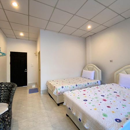 Som Guesthouse Patong Esterno foto