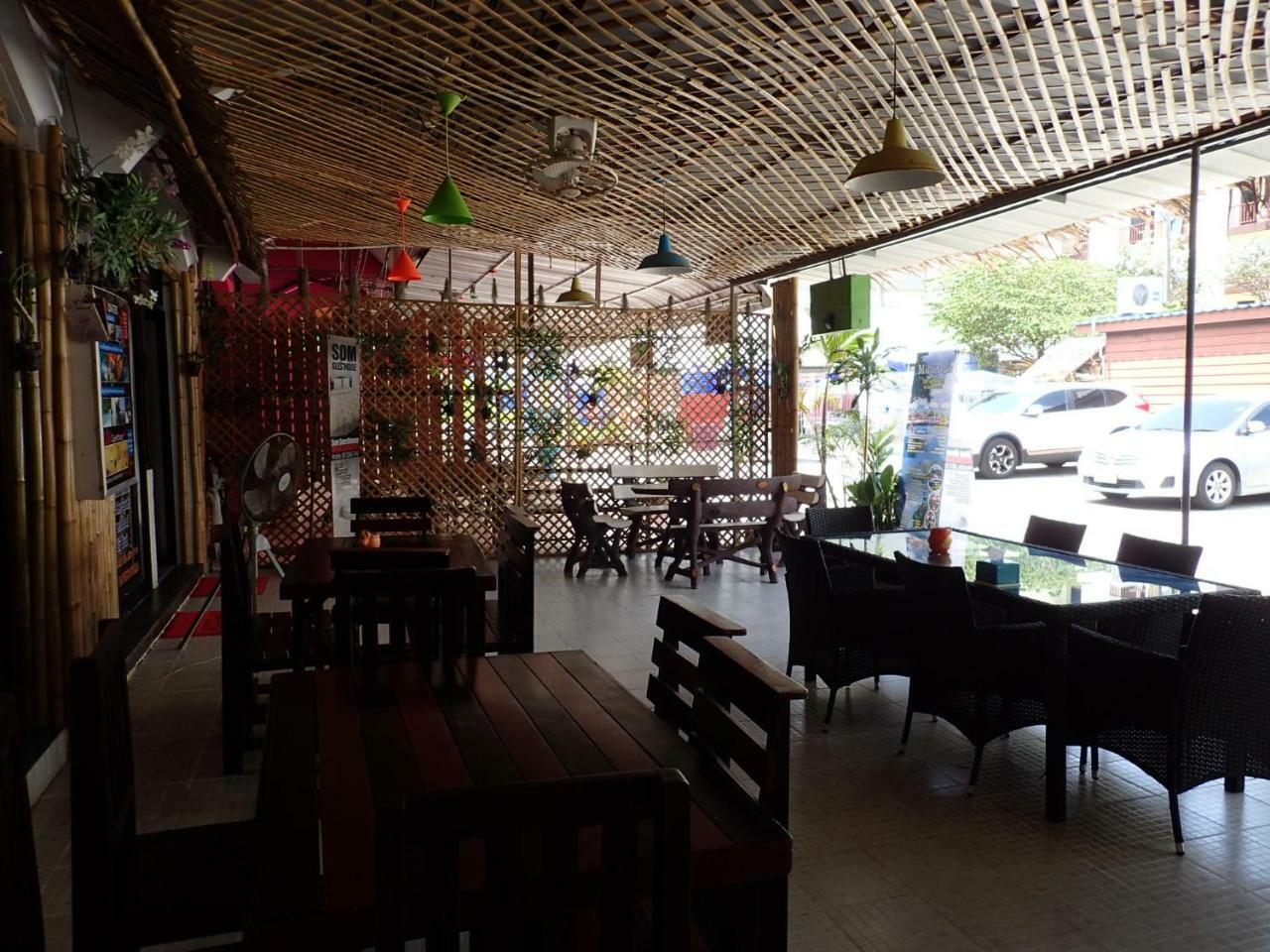 Som Guesthouse Patong Esterno foto