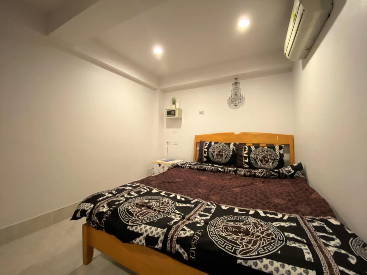 Som Guesthouse Patong Esterno foto