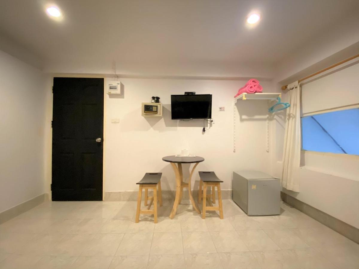 Som Guesthouse Patong Esterno foto